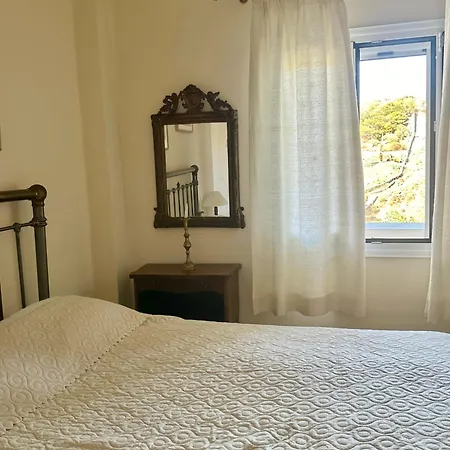 Semesterbostad Demetra Waterfront House-Authentic Syros, By Elefthia Syros *