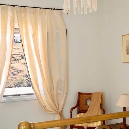 Tatil Evi Demetra Waterfront House-authentic Syros, By Elefthia Syros *