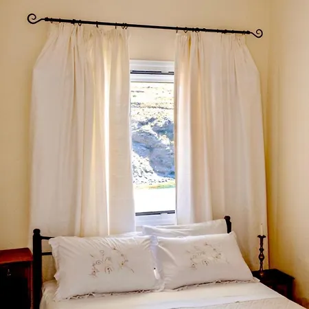 Vakantiehuis Demetra Waterfront House-authentic Syros, By Elefthia Syros Mégas Yialós-Nítes
